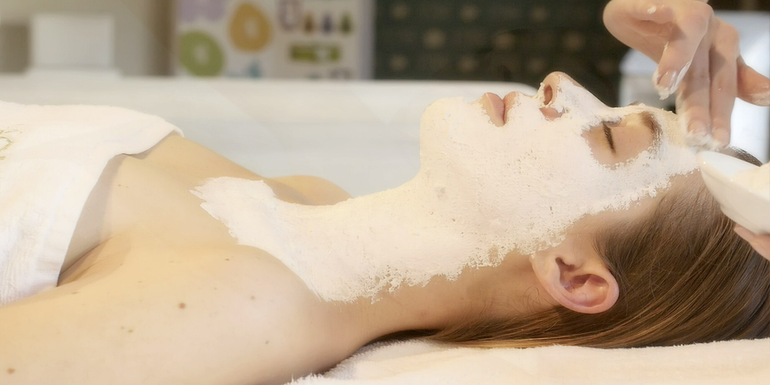 Pure Skin è il trattamento cabina per la pelle del viso impura, lucida, con imperfezioni cutanee dovute a vari fattori interni ed esterni, come per esempio squilibri ormonali, stress o inquinamento.